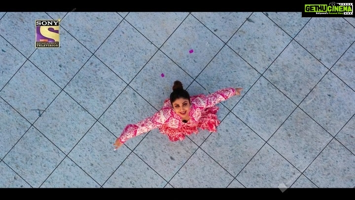 Shilpa Shetty Instagram - Life comes a full circle in unexpected ways😍 I gave my first-ever shot for Baazigar right here (on the Helipad at filmcity) so going back to the Stunt Yard for @indiasgottalentofficial was quite nostalgic! But, I have only gratitude for the wonderful journey that I’ve enjoyed ❤️🧿🙏 and today, I’m about to start a new one with #IGT. Don’t forget to catch #IndiasGotTalent tonight at 8:00pm only on @sonytvofficial! @fremantleindia . . . . . #NewBeginnings #memories #gratitude #blessed