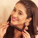 Shivangi Joshi Instagram - @reneeofficial Meet Renee's Fab 5 lipstick. One lipstick that comes in 5 stunning shades. It's all you will ever need to add a lusciously matte touch to your lipstick tales! Just POP PUSH and PLAY!! #ReneeCosmetics #Fab5 #PopPushPlay #5in1Lipstick