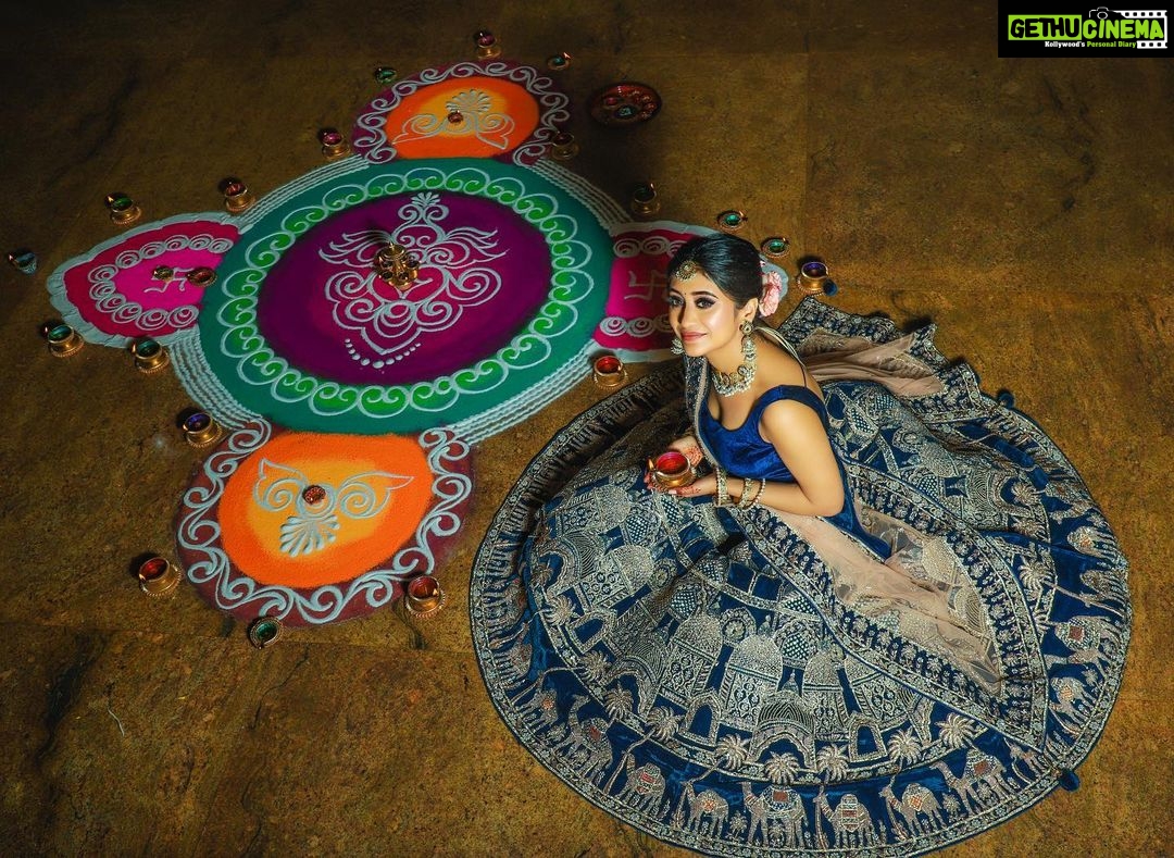 Shivangi Joshi Instagram - Happy Diwali✨ CONCEPTUALISED BY :- @nehaadhvikmahajan . MUA, HAIR & STYLING:- @nehaadhvikmahajan . PHOTOGRAPHY:- @aashkapatelphotographyy . MAKEUP BRAND :- @forever52india . OUTFIT:- @neerusindia . JEWELLERY:- @shriparamanijewels . LOCATION:- @grandhyattmumbai . PRODUCTION:- NAM Makeovers #nammakeovers #nehaadhvikmahajan #happydiwali Grand Hyatt Mumbai