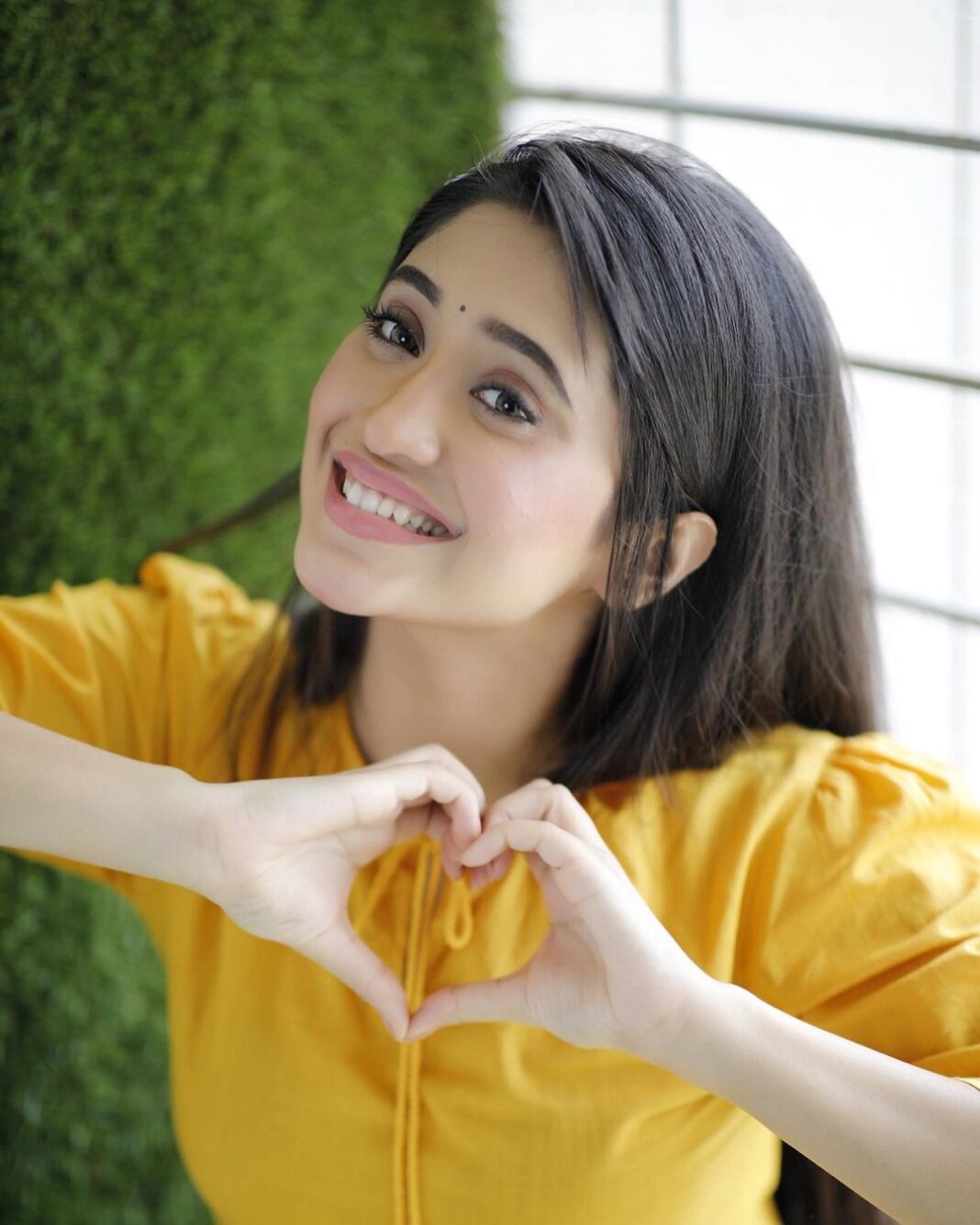 Shivangi Joshi Instagram - From starting with 1 person to being a 3 million family now, we have come a long way together.♥️ 3 is not just a number, it's an emotion for me. So thankyou everyone who has been a part of my journey. Love and Respect to each...🙏🏻 😇 📸 @prashantsamtani मुंबई Mumbai