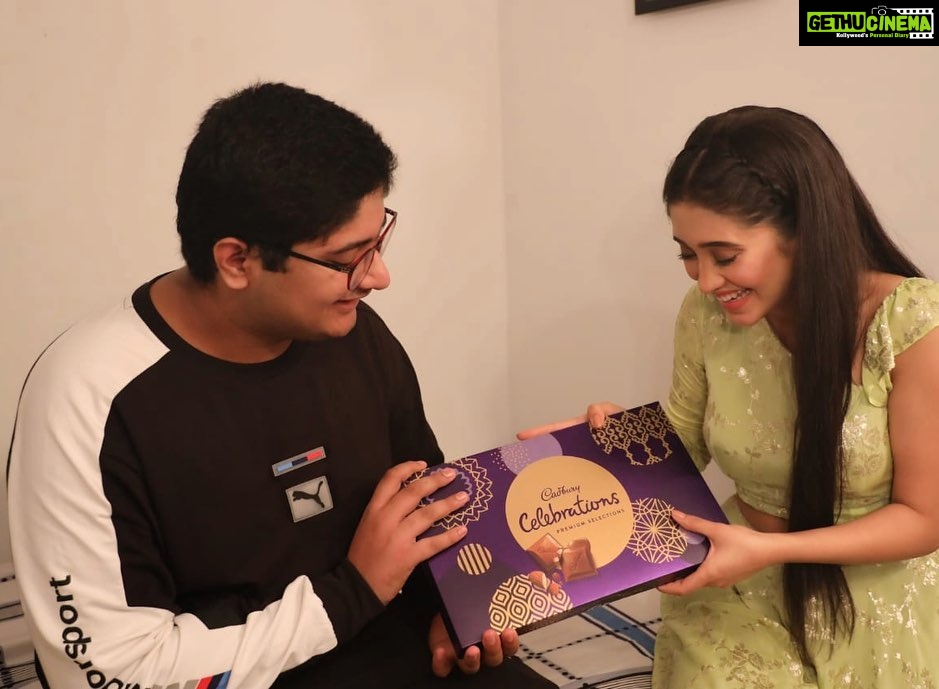 Shivangi Joshi Instagram - Delighted and surprised to receive such a special gift from my little brother. Thank You for this sweet, tasty gift Waah, kuch meetha ho jaye in literal sense, thankyou my little brother for this wonderful sweet special gift this Raksha Bandhan.. #cadburycelebrations #happyrakhi #closerthisrakhi