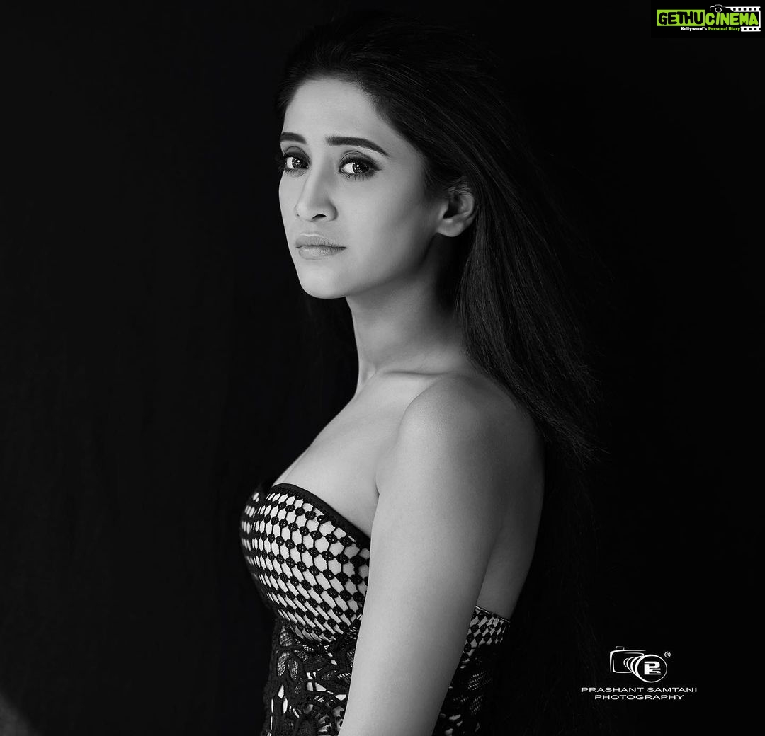 Shivangi Joshi Instagram - #challengeaccepted THE SUCCESS OF EVERY WOMAN SHOULD BE THE INSPIRATION TO ANOTHER. WE SHOULD RAISE EACH OTHER UP. MAKE SURE YOU’RE VERY COURAGEOUS: BE STRONG, BE EXTREMELY KIND, AND ABOVE ALL, BE HUMBLE.. #womensupportingwomen 🙏🏻 Thankyou @charulmalik #blackandwhite