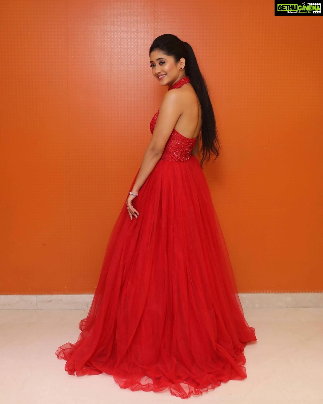 Shivangi Joshi Instagram - Happy new year! #happynewyear #happynewyear2020 ❤️