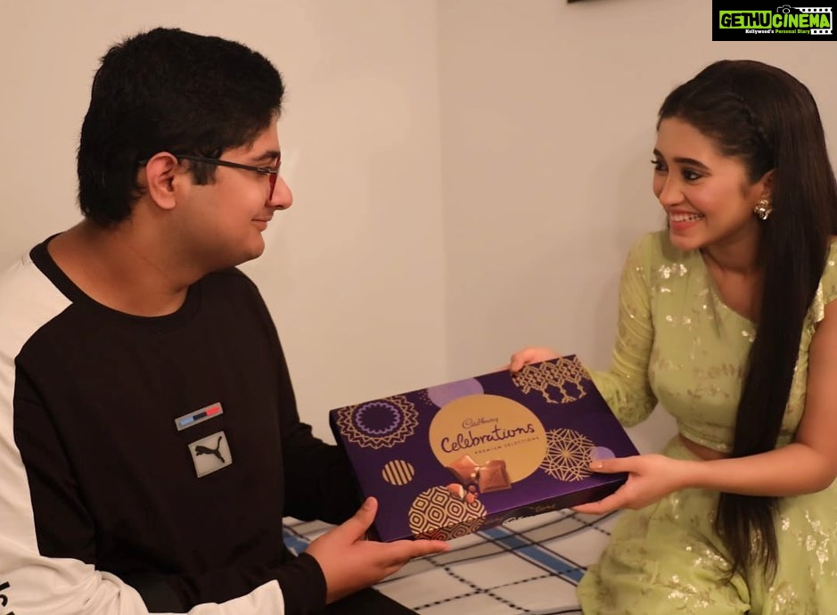 Shivangi Joshi Instagram - Delighted and surprised to receive such a special gift from my little brother. Thank You for this sweet, tasty gift Waah, kuch meetha ho jaye in literal sense, thankyou my little brother for this wonderful sweet special gift this Raksha Bandhan.. #cadburycelebrations #happyrakhi #closerthisrakhi