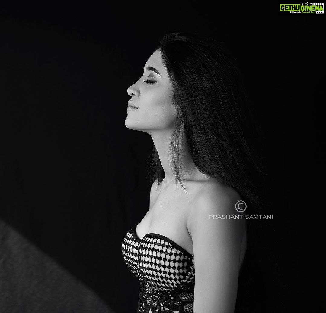 Shivangi Joshi Instagram - #challengeaccepted THE SUCCESS OF EVERY WOMAN SHOULD BE THE INSPIRATION TO ANOTHER. WE SHOULD RAISE EACH OTHER UP. MAKE SURE YOU’RE VERY COURAGEOUS: BE STRONG, BE EXTREMELY KIND, AND ABOVE ALL, BE HUMBLE.. #womensupportingwomen 🙏🏻 Thankyou @charulmalik #blackandwhite