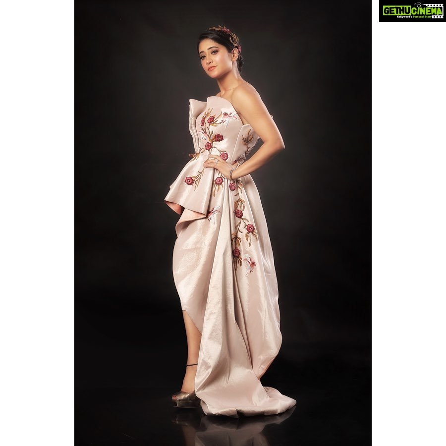 Shivangi Joshi Instagram - ✨ Outfit @hala.almamari Styledby @stylingbyvictor @sohail__mughal__ Jewelry @the_jewel_gallery 📸 @amit_m_datwani Mumbai, Maharashtra