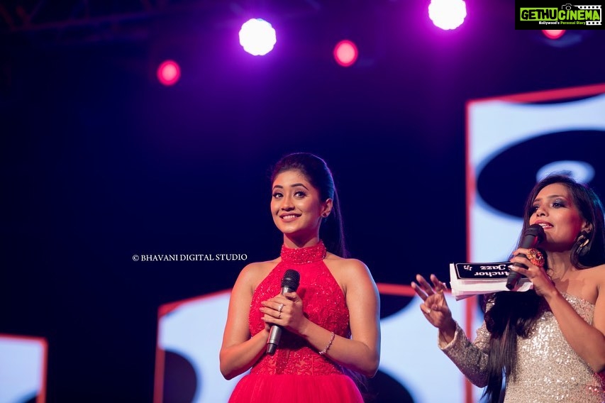 Shivangi Joshi Instagram - All smiles at the spectacular event last night. Had a gala time ringing in 2020 with the people I love and who love me with all their heart ❤ Happy New Year 2020! May this year bring more love & laughter #FanLove #Grateful #happynewyear2020 Bharuch