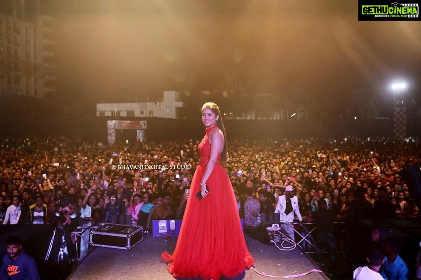 Shivangi Joshi Instagram - All smiles at the spectacular event last night. Had a gala time ringing in 2020 with the people I love and who love me with all their heart ❤ Happy New Year 2020! May this year bring more love & laughter #FanLove #Grateful #happynewyear2020 Bharuch