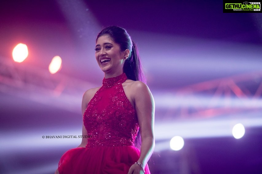 Shivangi Joshi Instagram - All smiles at the spectacular event last night. Had a gala time ringing in 2020 with the people I love and who love me with all their heart ❤ Happy New Year 2020! May this year bring more love & laughter #FanLove #Grateful #happynewyear2020 Bharuch