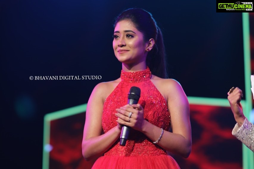 Shivangi Joshi Instagram - All smiles at the spectacular event last night. Had a gala time ringing in 2020 with the people I love and who love me with all their heart ❤ Happy New Year 2020! May this year bring more love & laughter #FanLove #Grateful #happynewyear2020 Bharuch