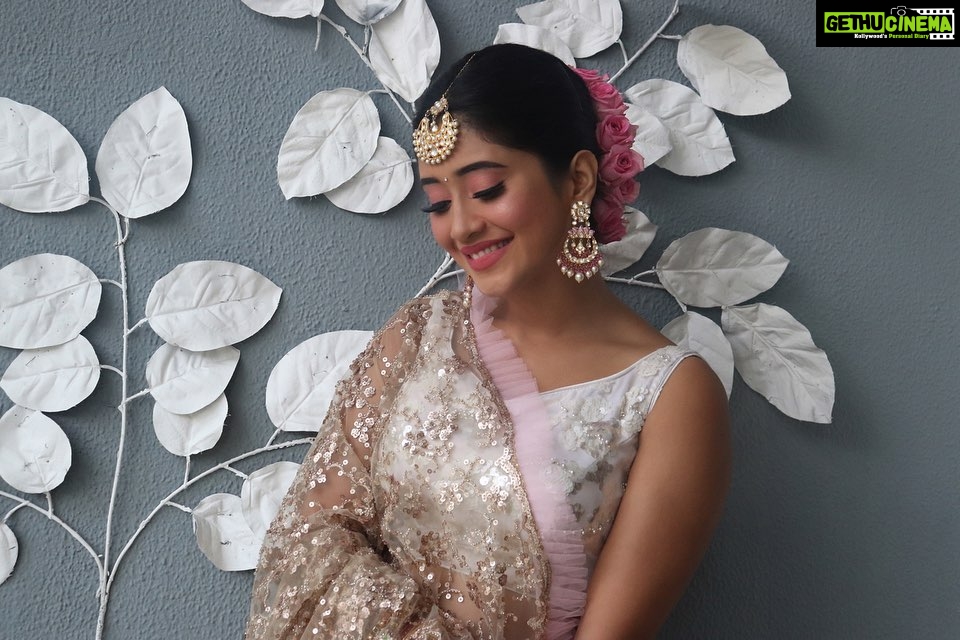 Shivangi Joshi Instagram - 🌸 Earrings:- @manubhaijewels @madhubanbymanubhai 📸:- @be_naam_creations