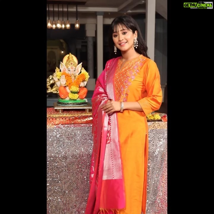 Shivangi Joshi Instagram - I'm so thrilled to meet Bappa this Ganesh Chaturthi. My outfit is decided and I feel so elegant in this Biba suit! Get your own look from www.biba.in now. @bibaindia #GaneshChaturthi #Biba #Festive #FestiveWear #BeTheGlow #GanpatiCollection #EthnicWear #bibaindia