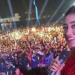 Shivangi Joshi Instagram - The crowd determines the ambience of a place and what a lovely audience you were Bharuch. Loved spending the last day of this year with you guys ...♥️