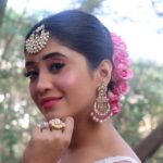 Shivangi Joshi Instagram - 🌸 Earrings:- @manubhaijewels @madhubanbymanubhai 📸:- @be_naam_creations