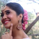 Shivangi Joshi Instagram – 🌸
Earrings:- @manubhaijewels @madhubanbymanubhai
📸:- @be_naam_creations