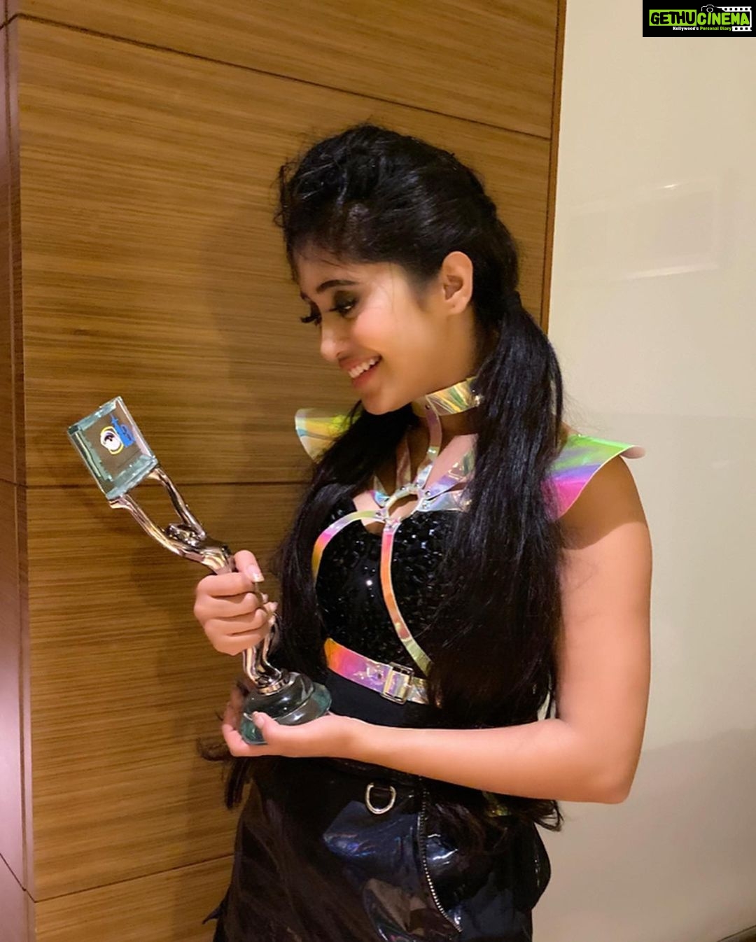 Shivangi Joshi Instagram - BEST ACTOR ( Female) #itaawards2019 Iām extremely honoured and humbled..šš» #Thankyou