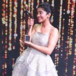 Shivangi Joshi Instagram - Dream it. Believe it. Achieve it. Best Actor (Female) Thankyou @vikaaskalantri #goldawards2019 I’m extremely honoured and humbled. 🙏🏻 #Thankyou Outfit:- @payalkeyalofficial Styling:- @nehaadhvikmahajan