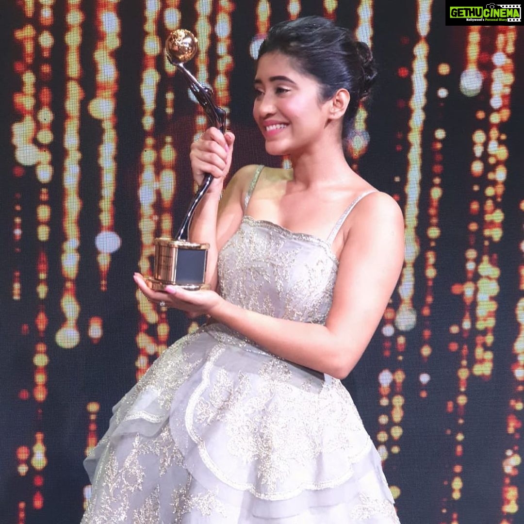 Shivangi Joshi Instagram - Dream it. Believe it. Achieve it. Best Actor (Female) Thankyou @vikaaskalantri #goldawards2019 Iβm extremely honoured and humbled. ππ» #Thankyou Outfit:- @payalkeyalofficial Styling:- @nehaadhvikmahajan