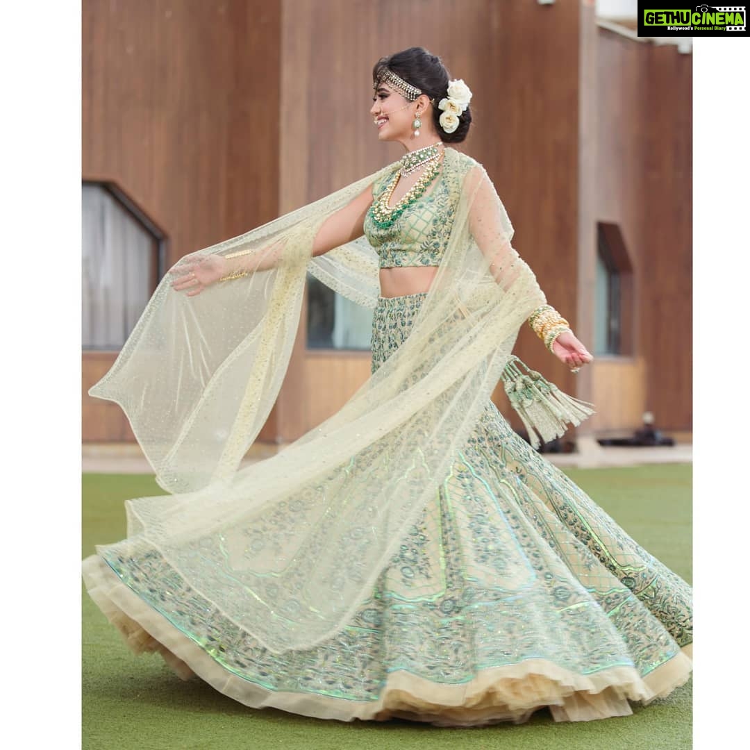 Shivangi Joshi Instagram - 💚 #dulhanwalifeeling