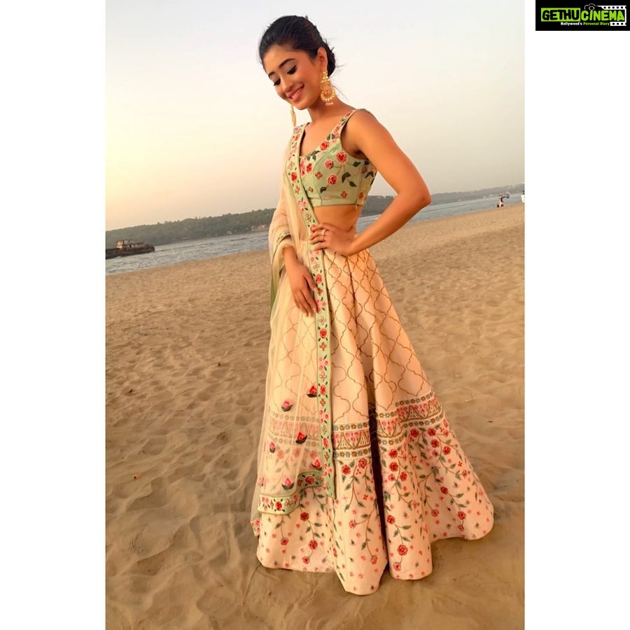 Shivangi Joshi Instagram - 🌸 Outfit by - @akashidesignerstudio Styled by - @shrishtimunka @shailshricouture Jewellery by:- @adan_creation_ Goa Marriott Resort & Spa