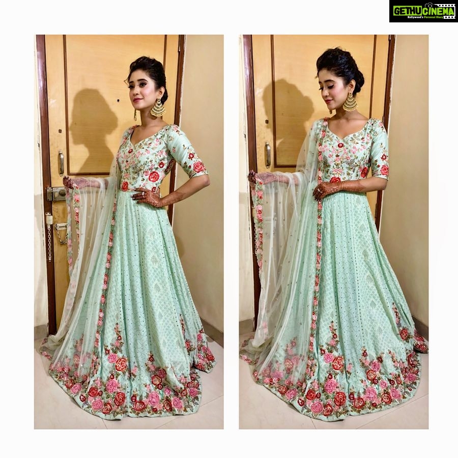 Shivangi Joshi Instagram - 🌸 Outfit:- @kalkifashion Styled by - @shrishtimunka Jewellery by - @the_jewel_gallery Assisted by - @sri_naidu111