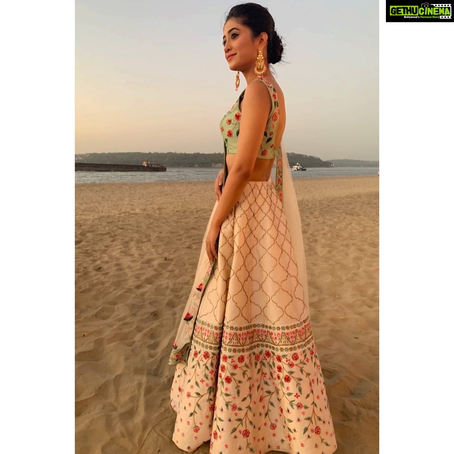 Shivangi Joshi Instagram - 🌸 Outfit by - @akashidesignerstudio Styled by - @shrishtimunka @shailshricouture Jewellery by:- @adan_creation_ Goa Marriott Resort & Spa