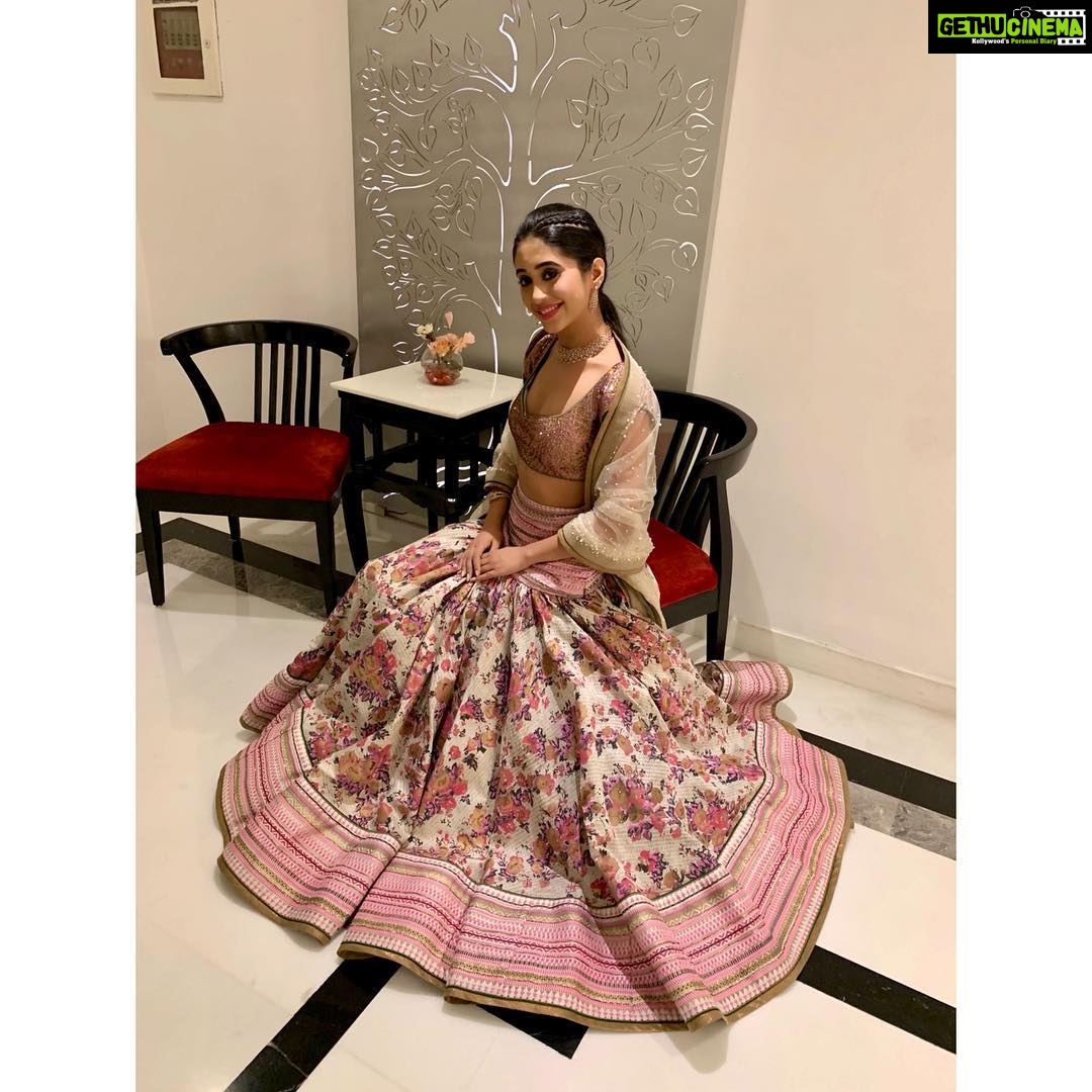 Shivangi Joshi Instagram - 🌸 Styled by:- @nehaadhvikmahajan Outfit by:- @taandonreynu Jewellery by:- @shobhashringar Kolkata