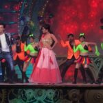 Shivangi Joshi Instagram - Any guesses..!? Which 90s song are we dancing to...😁 #goldawards2018 @vikaaskalantri