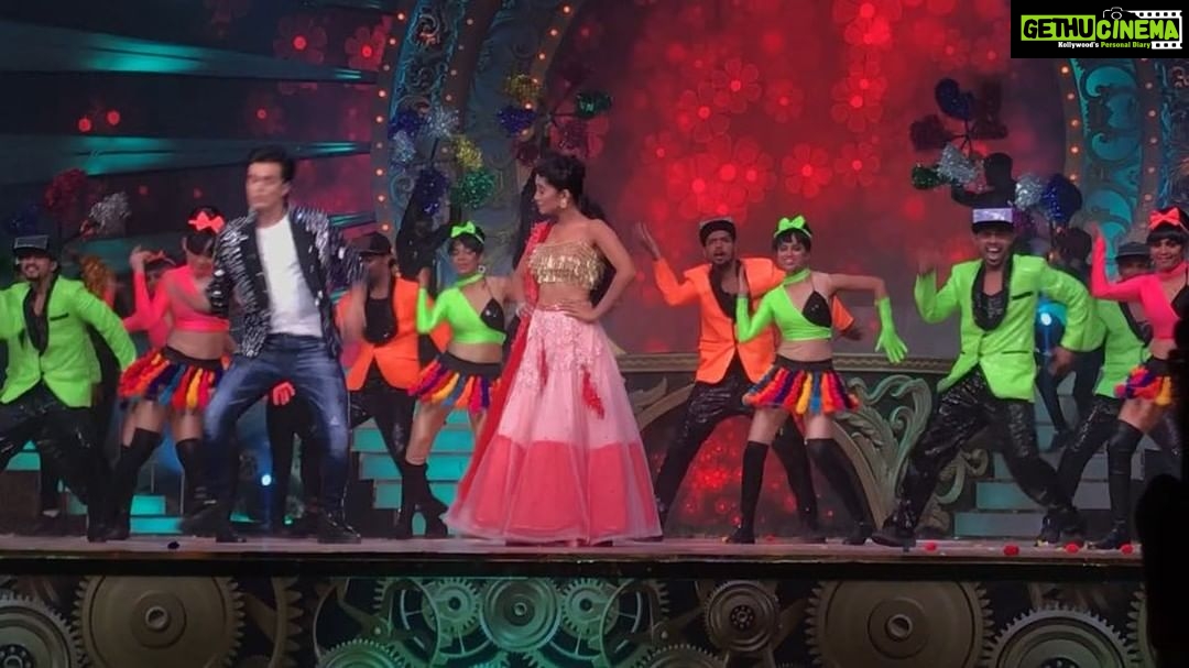 Shivangi Joshi Instagram - Any guesses..!? Which 90s song are we dancing to...😁 #goldawards2018 @vikaaskalantri
