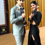 Shivangi Joshi Instagram - ❤️ Winning smiles..BEST JODI..❤️ Thankyou #goldawards @vikaaskalantri for making it memorable for us... ✨ #11thGoldAwards 📸-@subtlesleeves