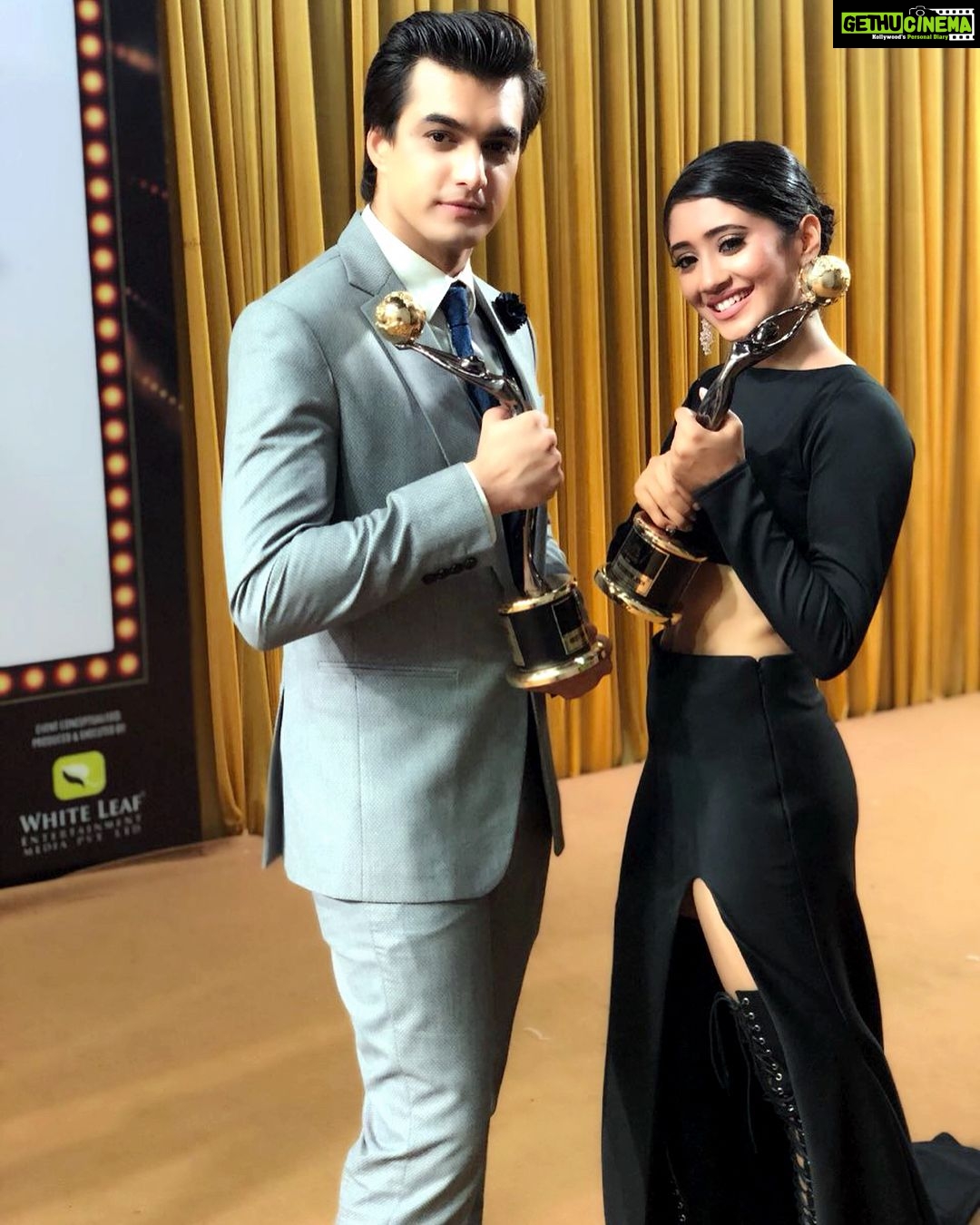 Shivangi Joshi Instagram - ❤️ Winning smiles..BEST JODI..❤️ Thankyou #goldawards @vikaaskalantri for making it memorable for us... ✨ #11thGoldAwards 📸-@subtlesleeves