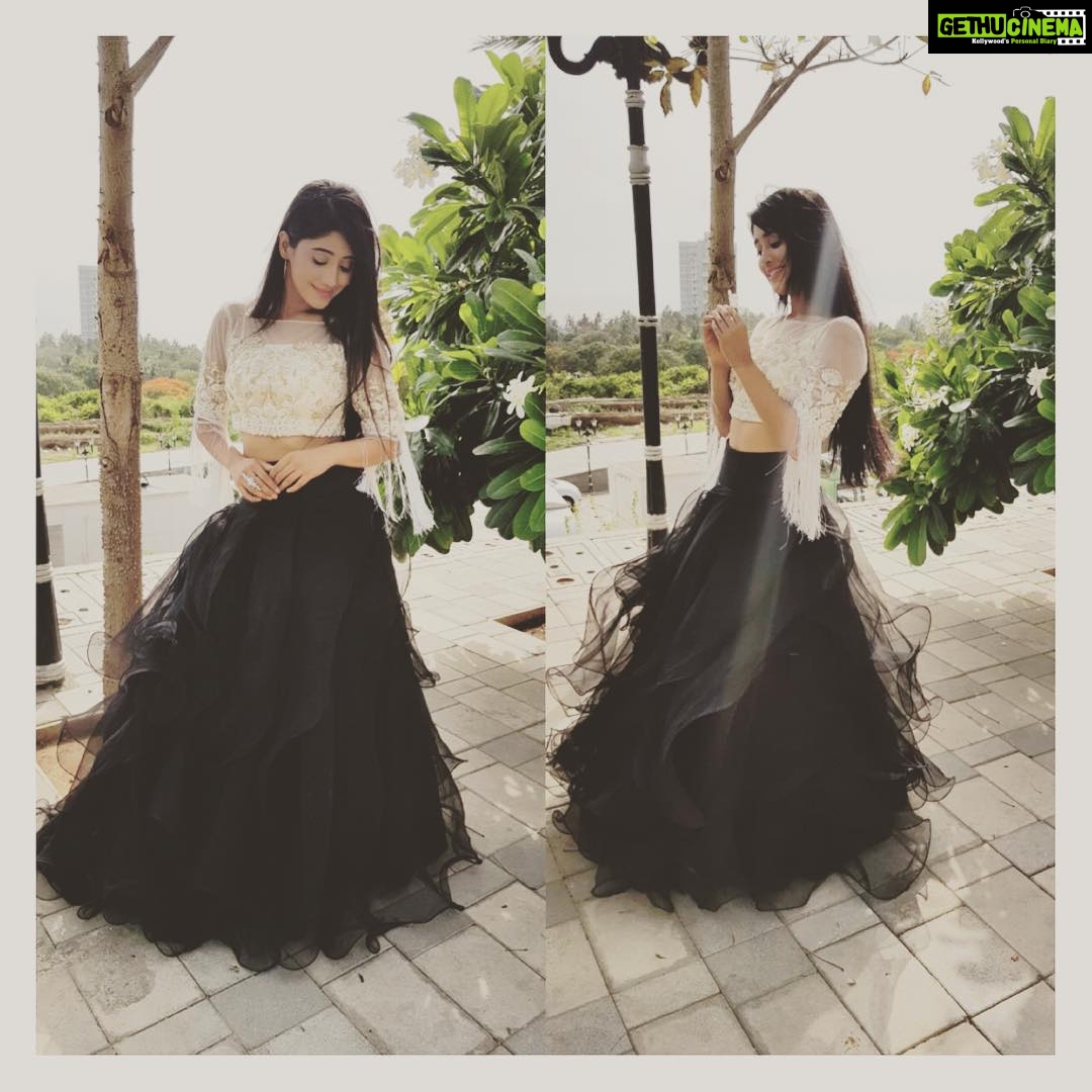 Shivangi Joshi Instagram - 🖤 Outfit:- @the_adhya_designer @akashidesignerstudio @aradhya_designer