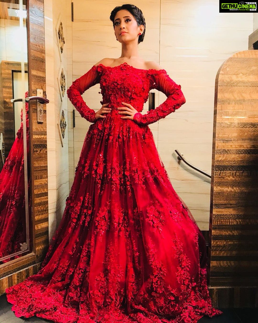 Shivangi Joshi Instagram - About last night.. #starscreenawards2017 Styled by:- @nehaadhvikmahajan Outfit by:- @kalkifashion Jewellery by:- @adan_creation_