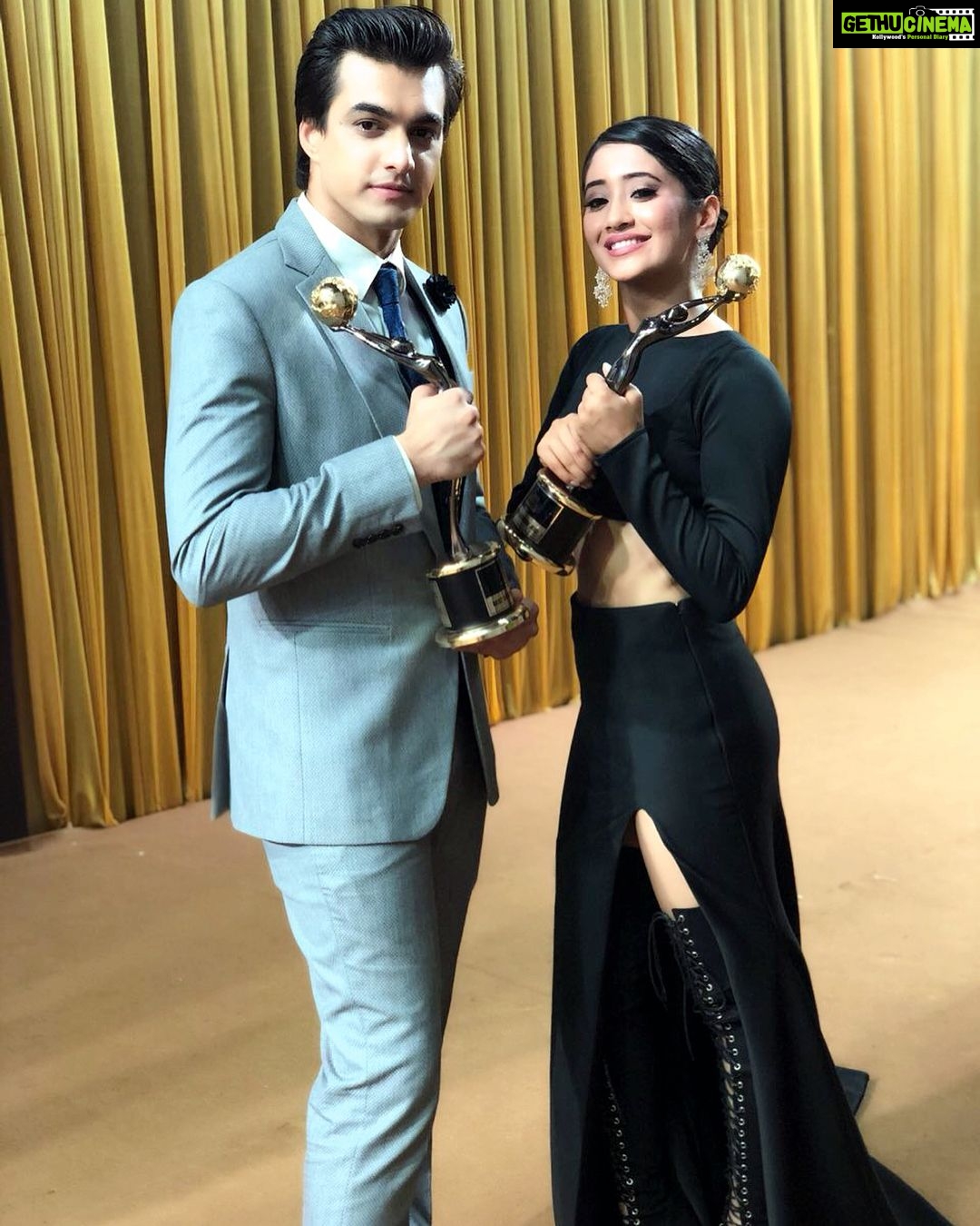 Shivangi Joshi Instagram - ❤️ Winning smiles..BEST JODI..❤️ Thankyou #goldawards @vikaaskalantri for making it memorable for us... ✨ #11thGoldAwards 📸-@subtlesleeves
