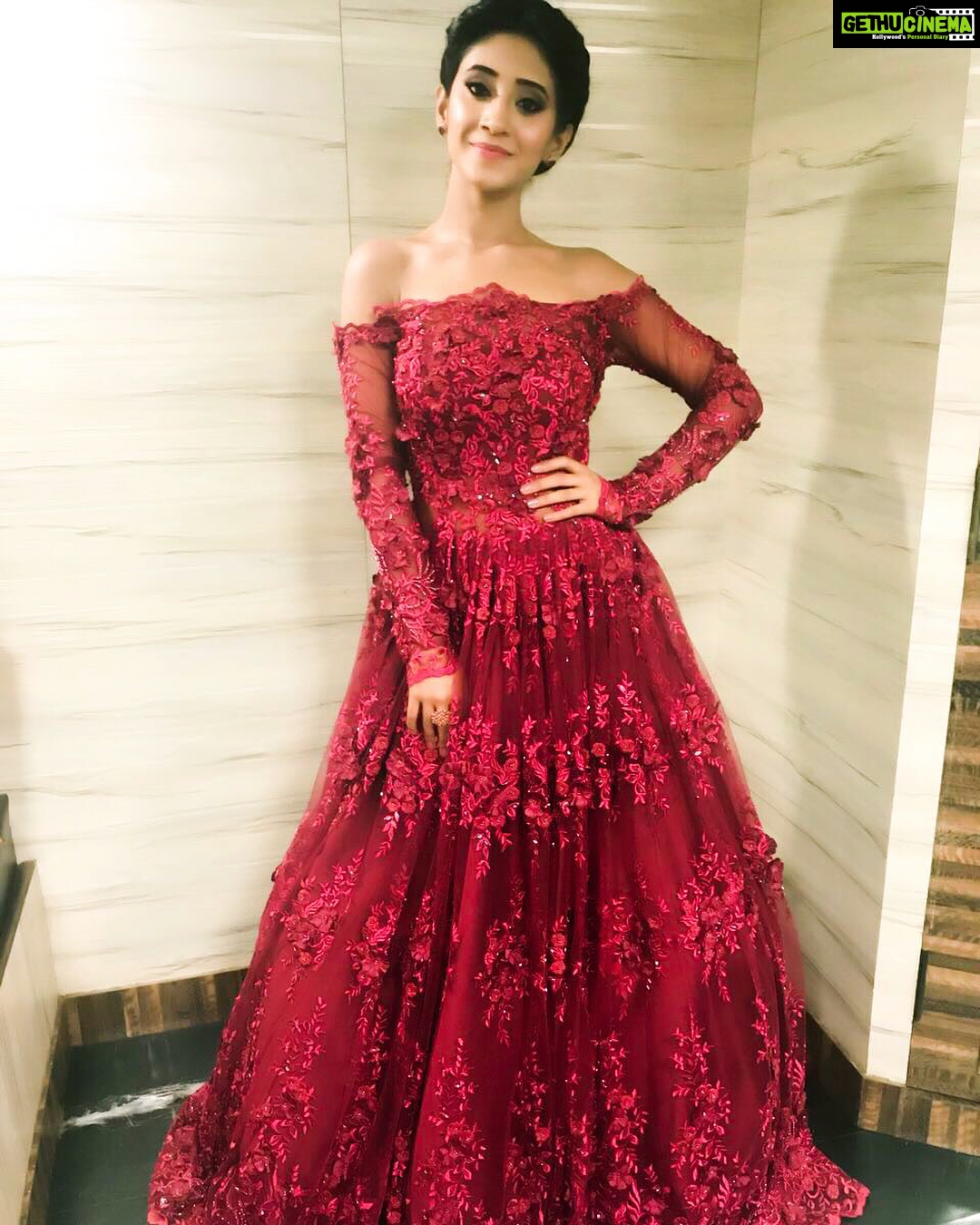 Shivangi Joshi Instagram - About last night.. #starscreenawards2017 Styled by:- @nehaadhvikmahajan Outfit by:- @kalkifashion Jewellery by:- @adan_creation_
