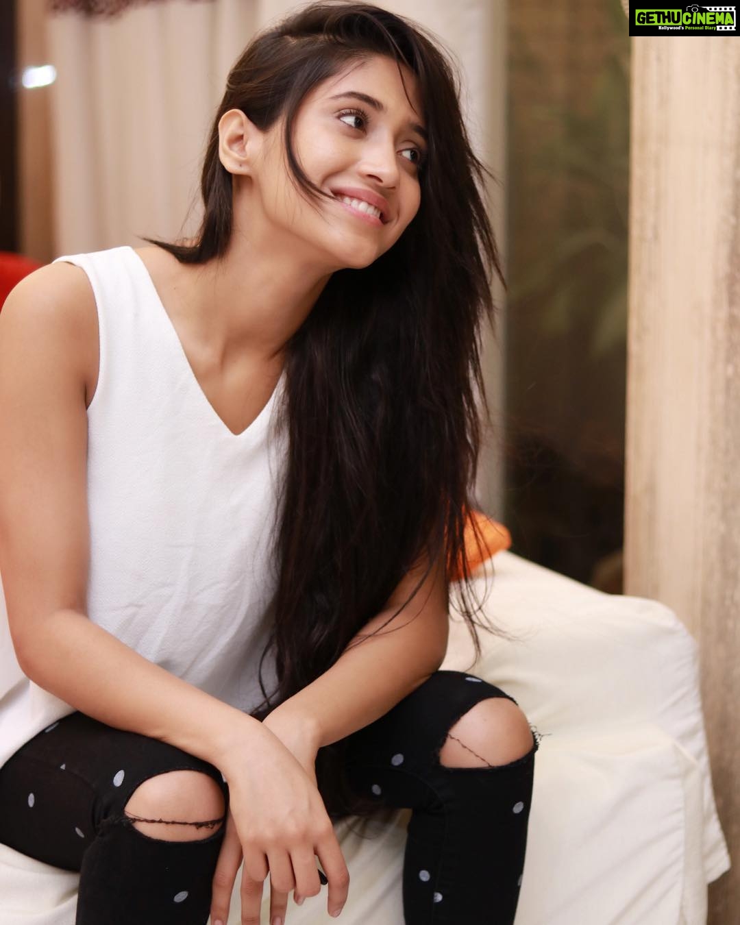 Shivangi Joshi Instagram - Keep smiling because life is beautiful and there's so much to smile about.❣️ #fresh #nomakeup #nofilter
