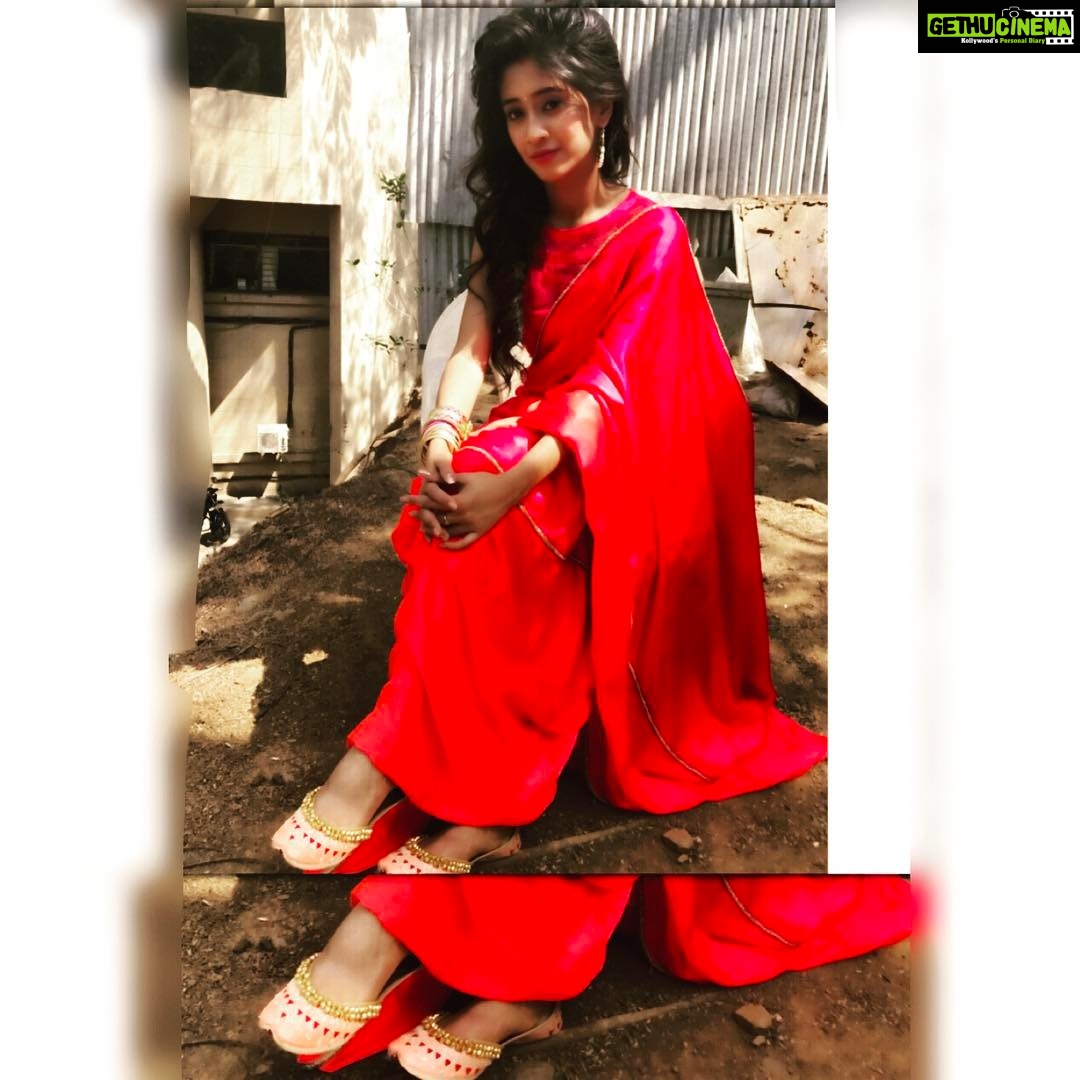 Shivangi Joshi Instagram - Loving these amazing juttis by @alexbrown.in ❤️ . PC:- @khan_mohsinkhan