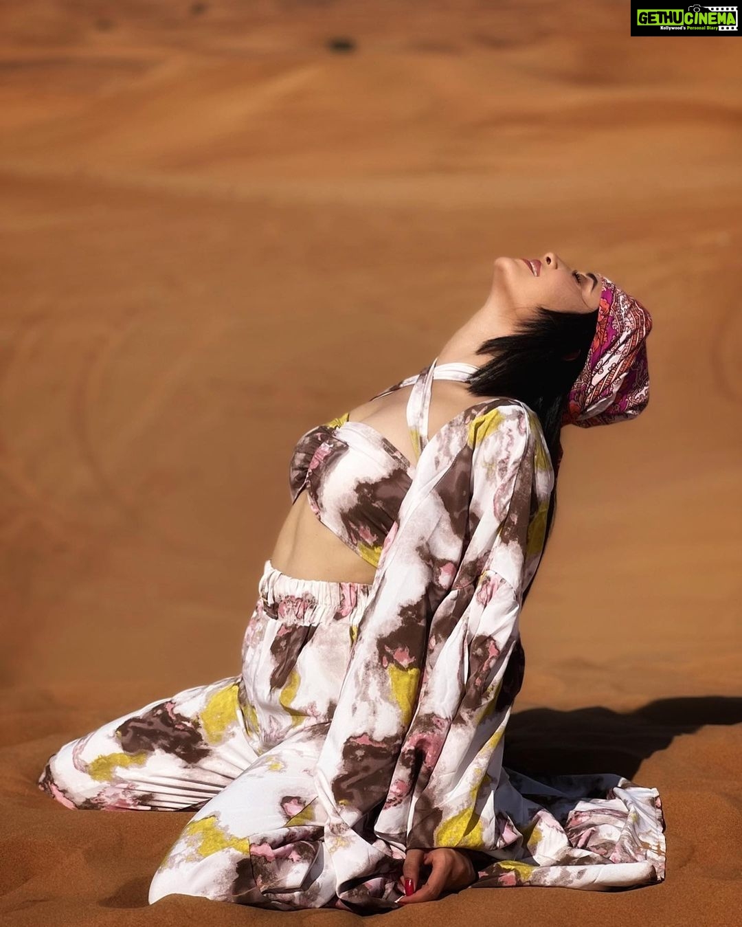 Shivangi Joshi Instagram - Peace, love, and desert dust. #dubai #desertsafari 🤎 Dubai, United Arab Emiratesدبي