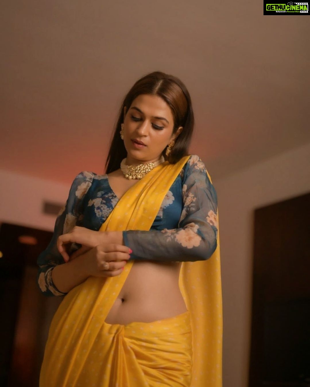 Shraddha Das - 170.7K Likes - 🌟🌟🌟
📸 @krishnatejah & @mr_may_photography
Styling : @thewandermannequin @artbyavnee
Saree : @moresha_sameera_dalvi
Jewellery : @anayah_jewellery
Make up : @hareshwarp
Hair : @gouriepatil
Location : @radissonhyderabad
#sareestyle #saree #sareepact #yellowsaree #floral