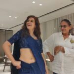 Shraddha Das Instagram - When my hairstylist @gouriepatil dances full filmy baaraati style with me! 😂 The only dancing style I loveeee! #sapnemeinmiltihai #dancelikenobodyswatching #reeltoreel #reelsinstagram #sareereels #shraddhadas