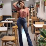 Shraddha Das Instagram - Just peachy 🍑 Loveeee this cafe @bluetokaicoffee ,you may find me there a lot 🙈 and this is not a promotion at alllll! @artbyavnee 👖 #cafelove #quaintcafe #peachyvibes #shraddhadas #bluetokai Blue Tokai Coffee Roasters