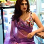 Shraddha Das Instagram - Saree : @lavanyathelabel Jewellery : @kushalsfashionjewellery Styling : @artbyavnee , @thewandermannequin Hair : @gouriepatil Make up : @hareshwarp 📸: @snehzala Location : @la_gwa_mumbai #organzasaree #sareepact #sareelove #purplesaree #shraddhadas #saree Mumbai, Maharashtra