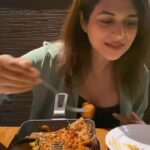 Shraddha Das Instagram - Watch it till the end😂 Dinner with friends @mumbaiphotowala & @snehzala ! Expectation vs Reality 🙃 On social media... 🎥 @starframesofficial #foodgasm #foodie #expectationvsreality #irishhouse #shraddhadas The Irish House