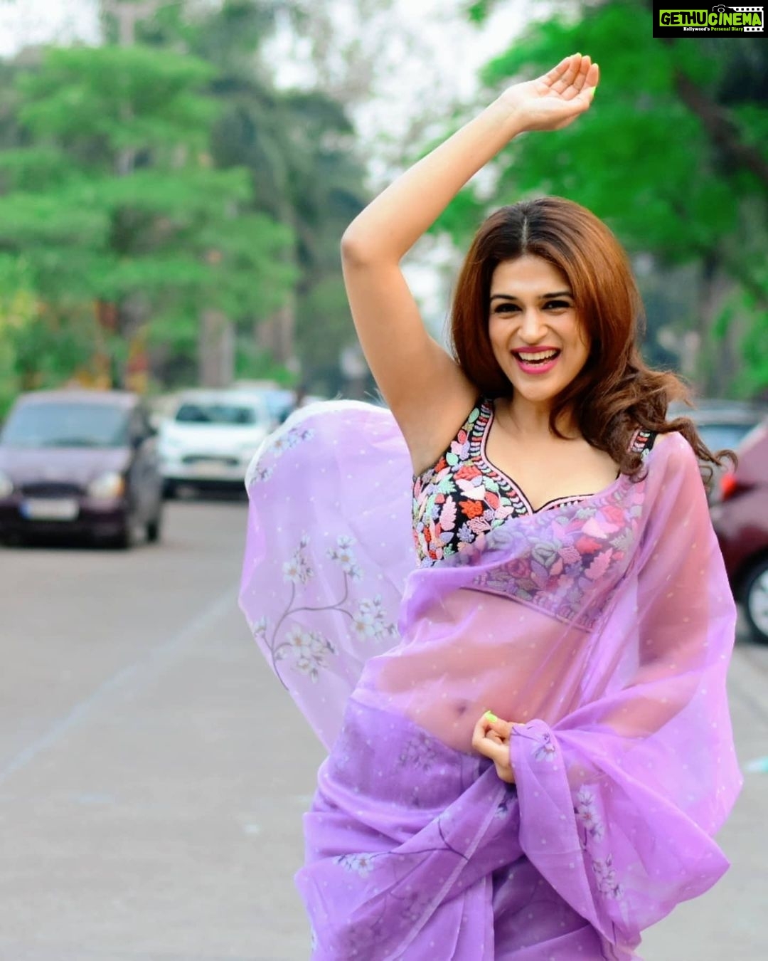 Shraddha Das Instagram - Coz you guys love to see me in saree ππ In a @lavanyathelabel organza saree πΈ Jewellery : @kushalsfashionjewellery Styling : @artbyavnee , @thewandermannequin Hair : @gouriepatil Make up : @hareshwarp πΈ: @snehzala Location : @la_gwa_mumbai #organzasaree #sareepact #sareelove #purplesaree #shraddhadas Mumbai, Maharashtra