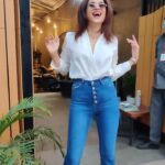 Shraddha Das Instagram - December is magical for me ! 💃💃💃 @artbyavnee 📸 @snehzala Edit : @starframesofficial #letmetakeyoudancing #decemberfeels #happyme #reelsinstagram #reeltoreel #shraddhadas #whiteshirt #nmrk #gratitude Starbucks