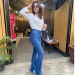 Shraddha Das Instagram - Fix up, Look Sharp ✨ 📸 @snehzala @artbyavnee #whiteshirt #strongisthenewsexy #shraddhadas #nmrk Starbucks
