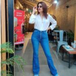 Shraddha Das Instagram - Fix up, Look Sharp ✨ 📸 @snehzala @artbyavnee #whiteshirt #strongisthenewsexy #shraddhadas #nmrk Starbucks