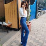 Shraddha Das Instagram - Fix up, Look Sharp ✨ 📸 @snehzala @artbyavnee #whiteshirt #strongisthenewsexy #shraddhadas #nmrk Starbucks