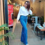 Shraddha Das Instagram - Fix up, Look Sharp ✨ 📸 @snehzala @artbyavnee #whiteshirt #strongisthenewsexy #shraddhadas #nmrk Starbucks