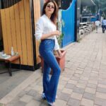 Shraddha Das Instagram - Fix up, Look Sharp ✨ 📸 @snehzala @artbyavnee #whiteshirt #strongisthenewsexy #shraddhadas #nmrk Starbucks